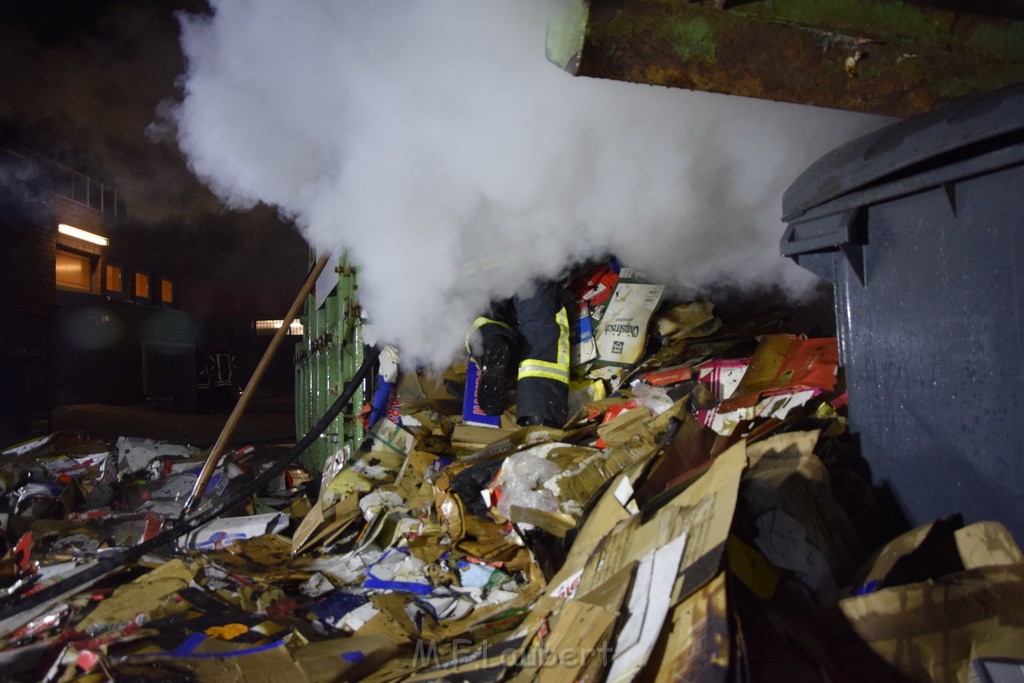 Feuer Papp Presscontainer Koeln Hoehenberg Bochumerstr P324.JPG - Miklos Laubert